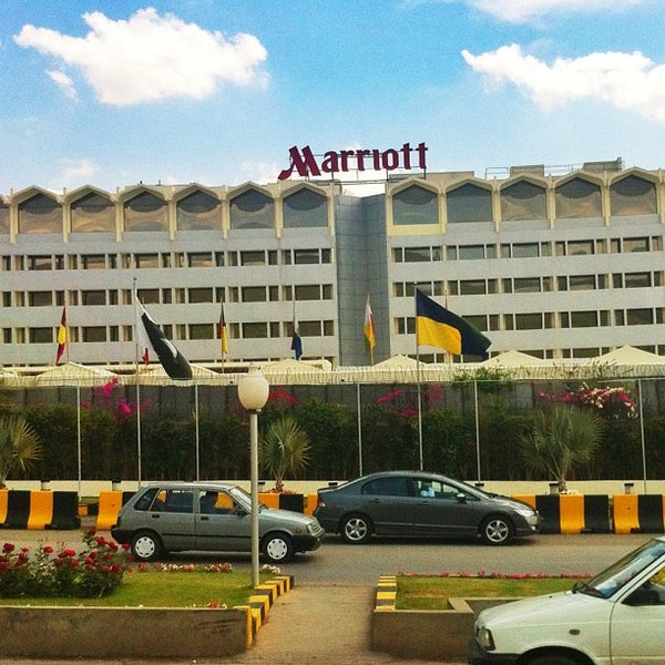 Noor Alam Khan beating senior citizen in Marriott Hotel Islamabad