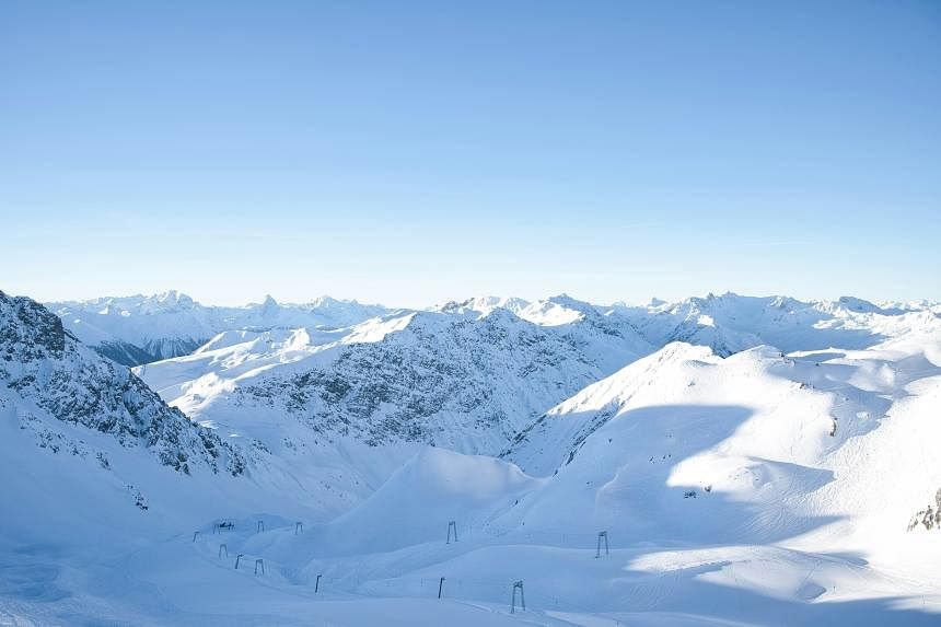 Two skiers killed in Swiss avalanche