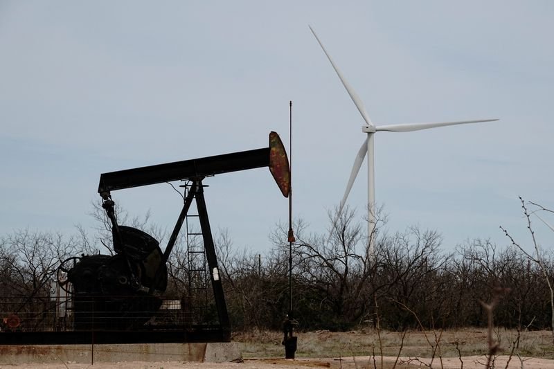 Despite $90 crude, US oil output capped by weak natgas prices