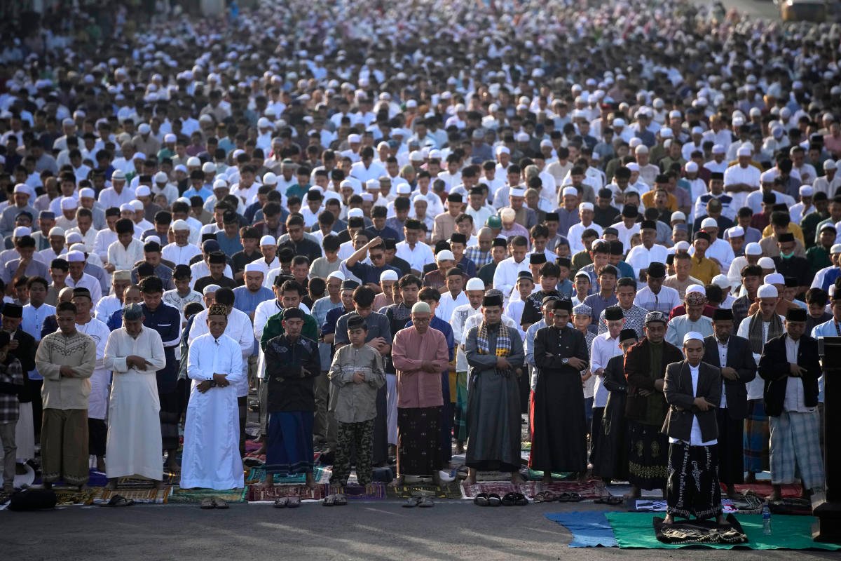 Eid holiday tradition spurs Indonesia's economy as tens millions of
