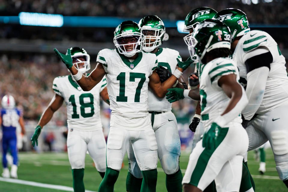 Jets unveil new jerseys, throwing it back to the 1980s for their permanent