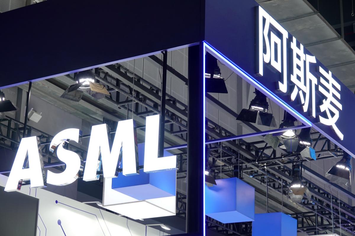 ASML shares fall 10% as China risks cloud solid Q2 earnings