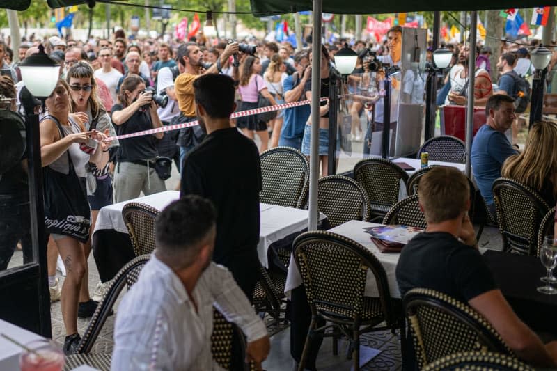 Barcelona residents demonstrate: ‘Tourists go home’