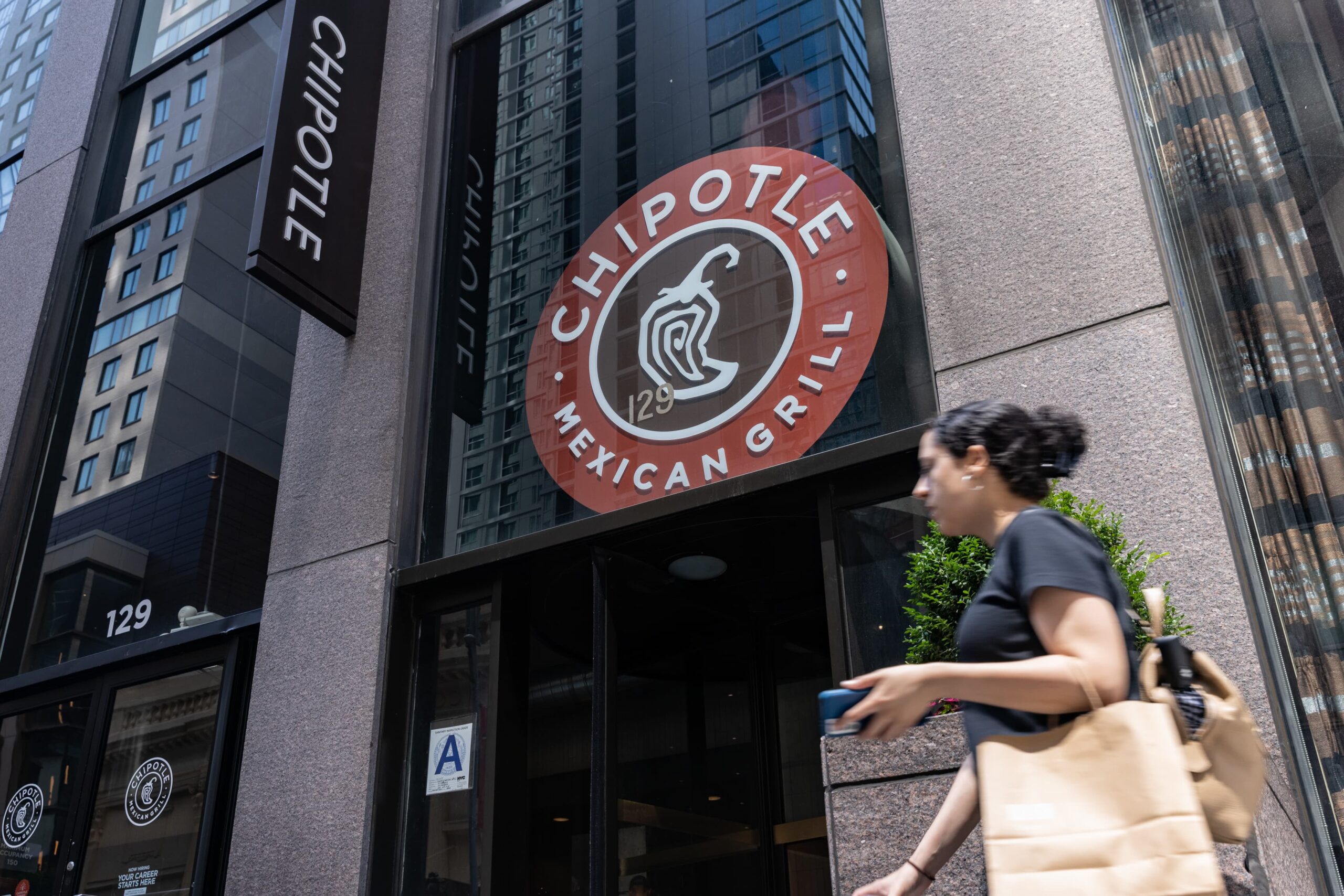 Chipotle earnings and revenue top estimates, restaurant traffic rises again