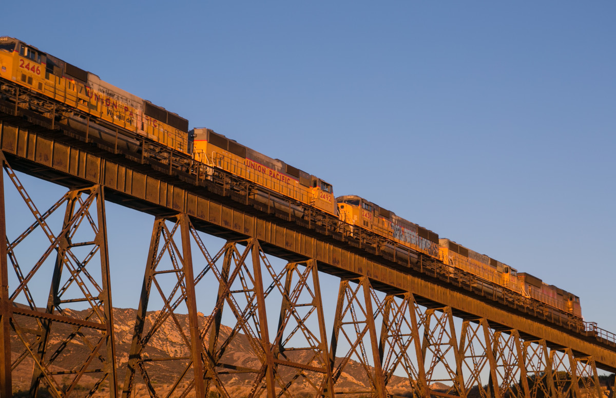 Couple Leaps 90 Feet Into Gorge From Popular Photo Spot to Avoid Oncoming Train