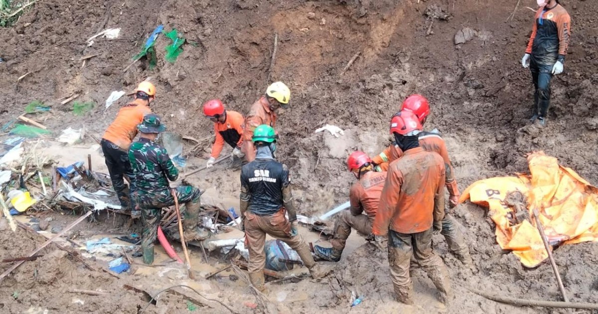 Deadly landslide hits illegal gold mine in Indonesia