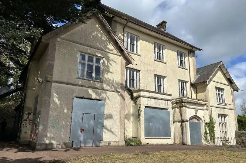 Empty mansion bursting with potential sells at auction for just £93k