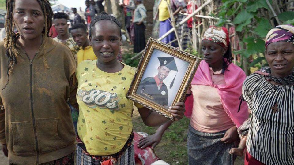 Frantic digging at scene of deadly Ethiopia landslides