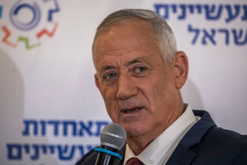 Gantz assures Netanyahu of support for ceasefire deal