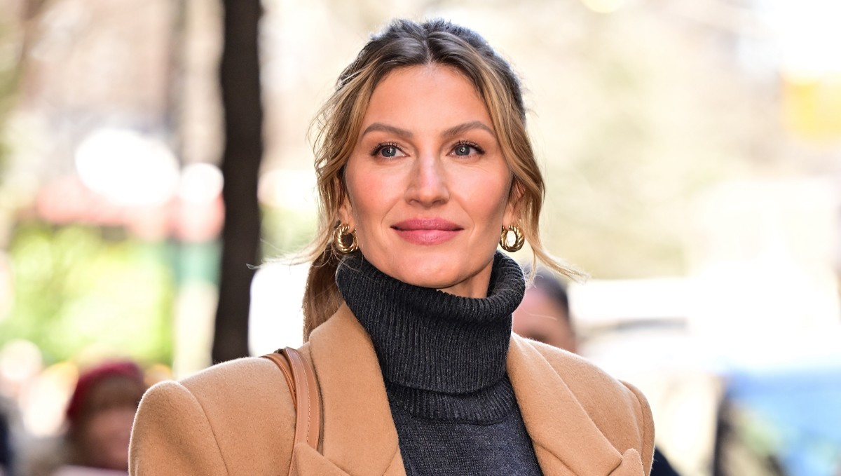 Gisele Bündchen Impresses Fans With ‘Magically Stunning’ Swimsuit Photos From Brazilian Getaway