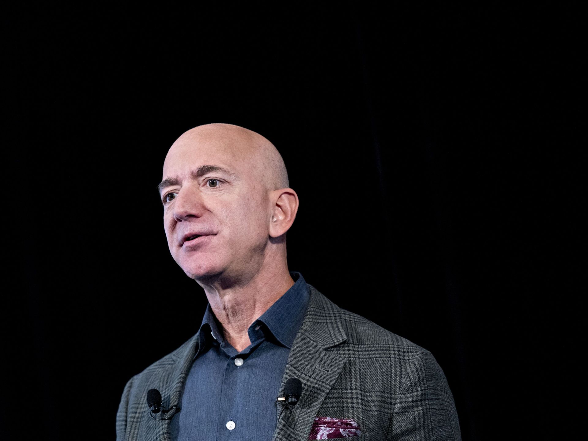 Jeff Bezos to sell bn in Amazon shares