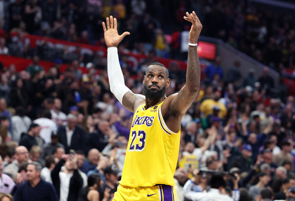 LeBron James reportedly helps Lakers with .6M pay cut after signing new contract