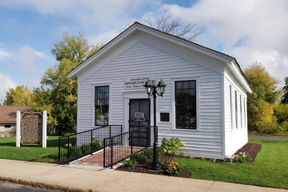 Little White Schoolhouse replica, constructed by high school students, headed to Milwaukee for Republican National Convention