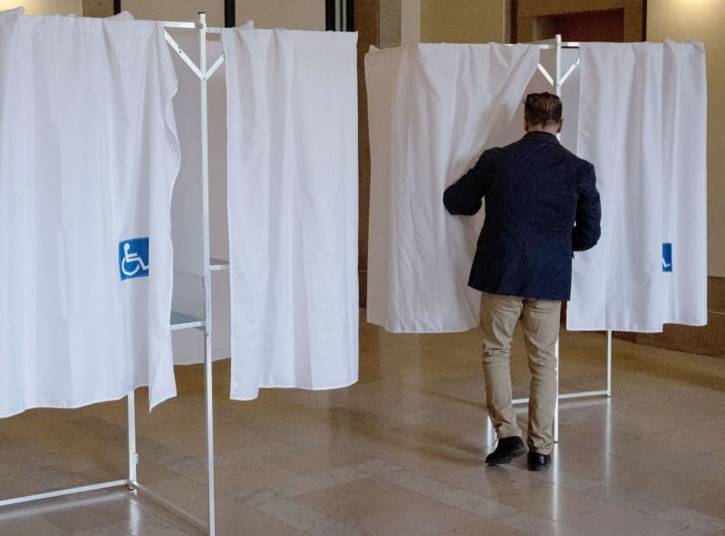 Midday turnout in French election at just over 26% of eligible voters