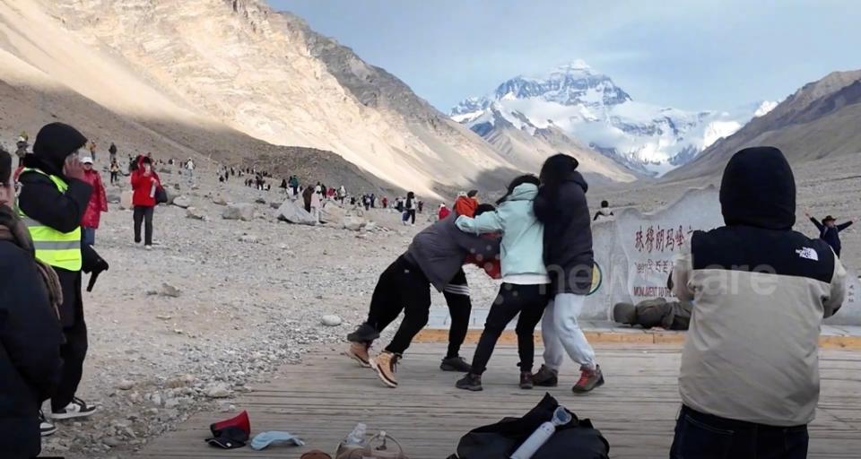 Mt. Everest tourists throw punches over the perfect selfie position