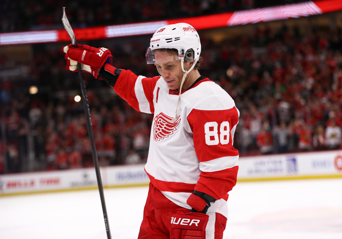 Patrick Kane re-signs with Red Wings