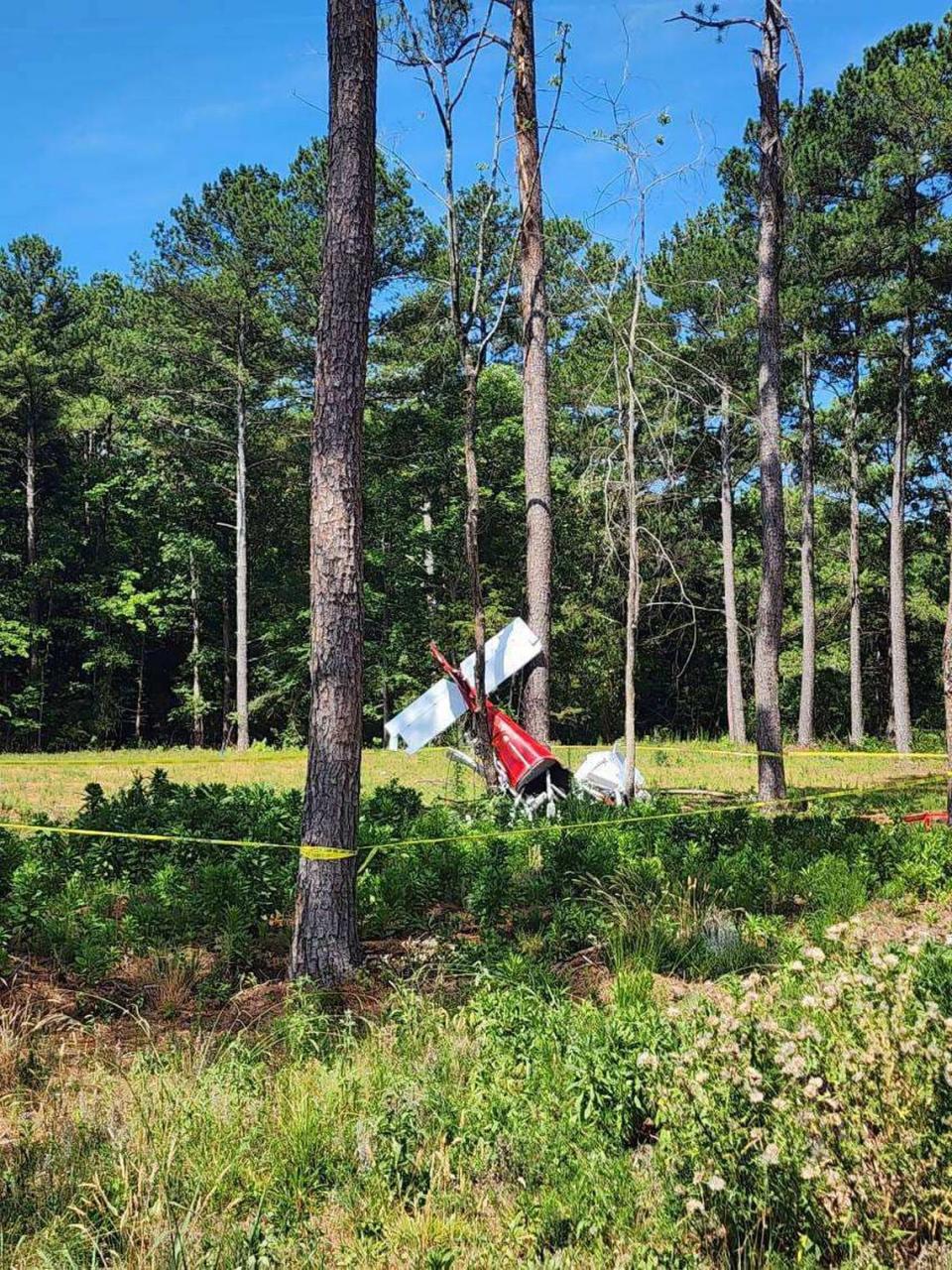 Plane with 2 aboard crashes in South Carolina near golf course, sheriff says