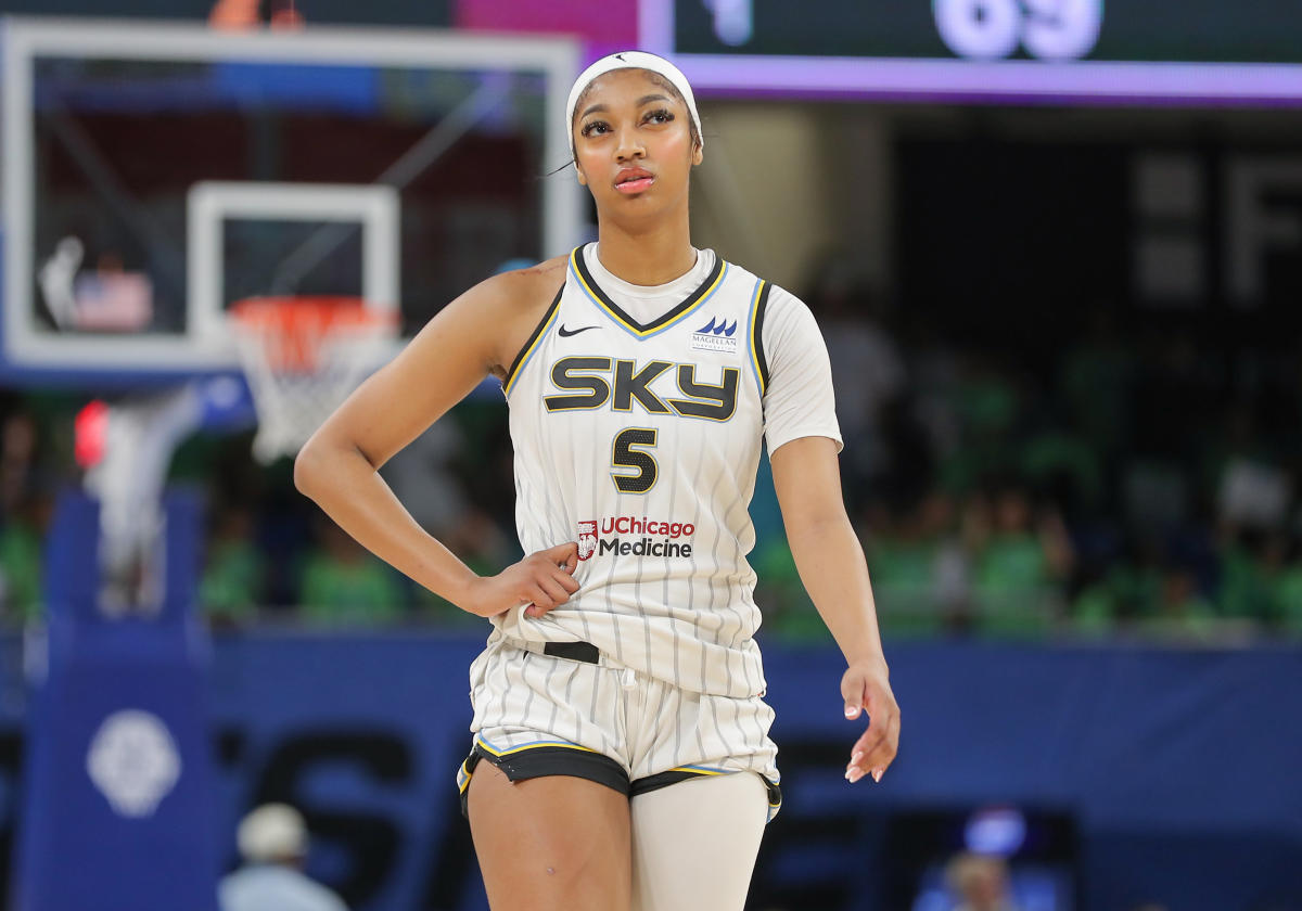 Sky crowd implores Chennedy Carter to get Angel Reese her 14th consecutive double-double