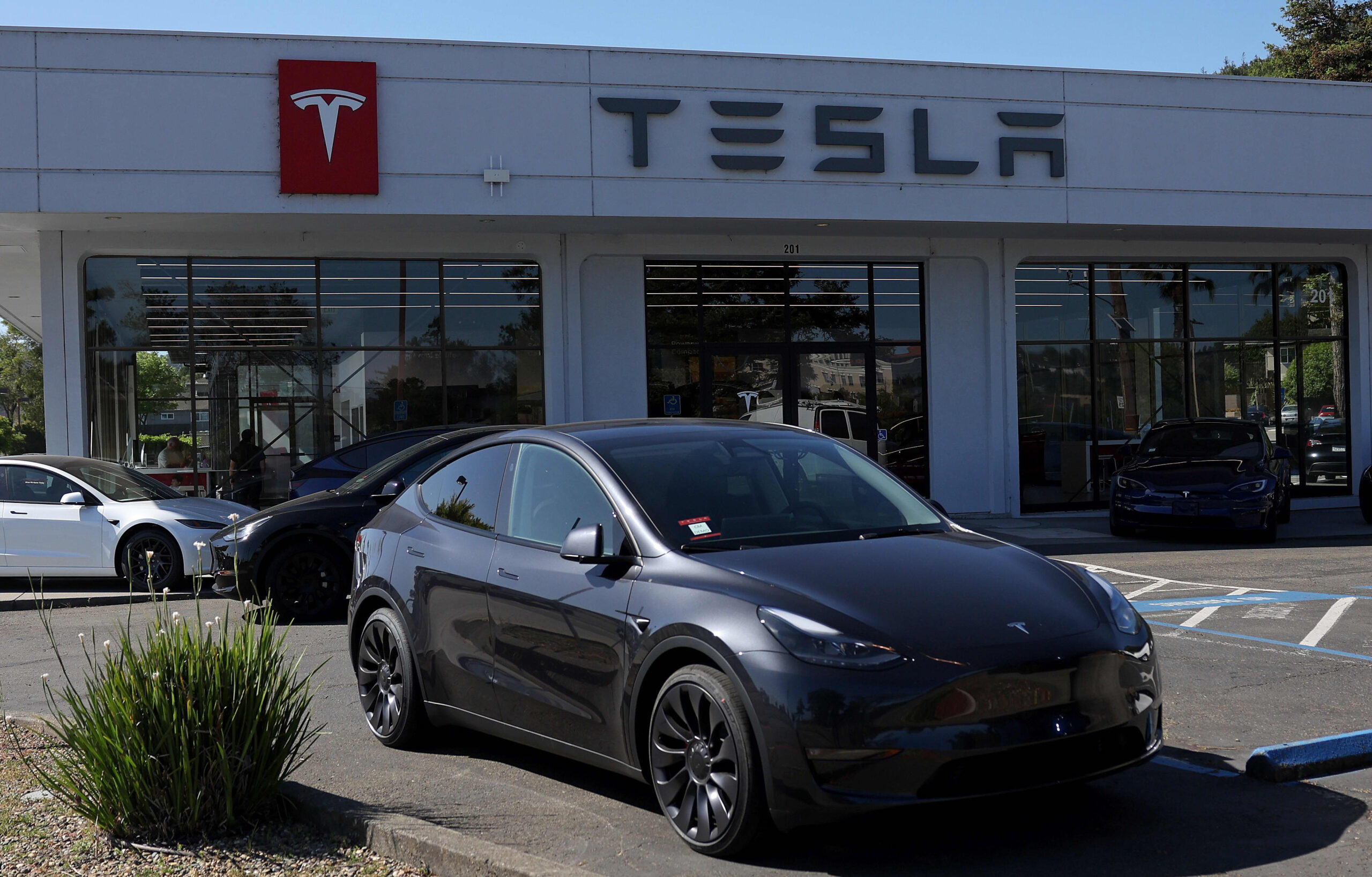 Tesla reports 443,956 deliveries in second quarter, a 4.8% decrease from last year