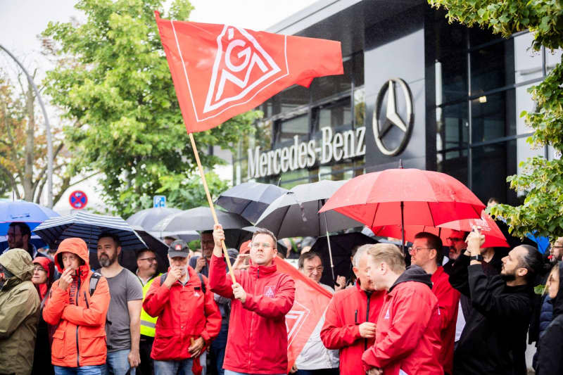 Thousands protest in Germany against sale of Mercedes dealerships