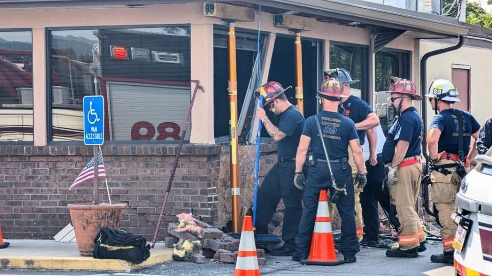 Vehicle crashes into Stonybrook Family Restaurant in Springettsbury Township