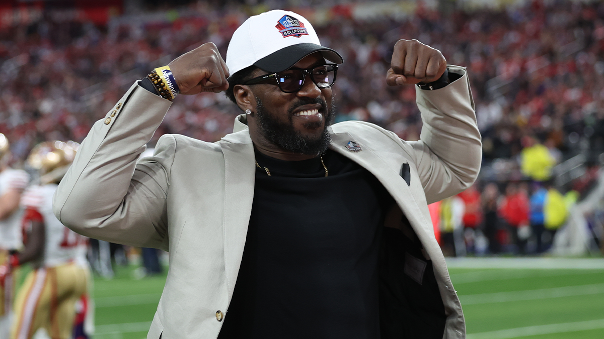 Watch 49ers legend Willis take first look at HOF gold jacket