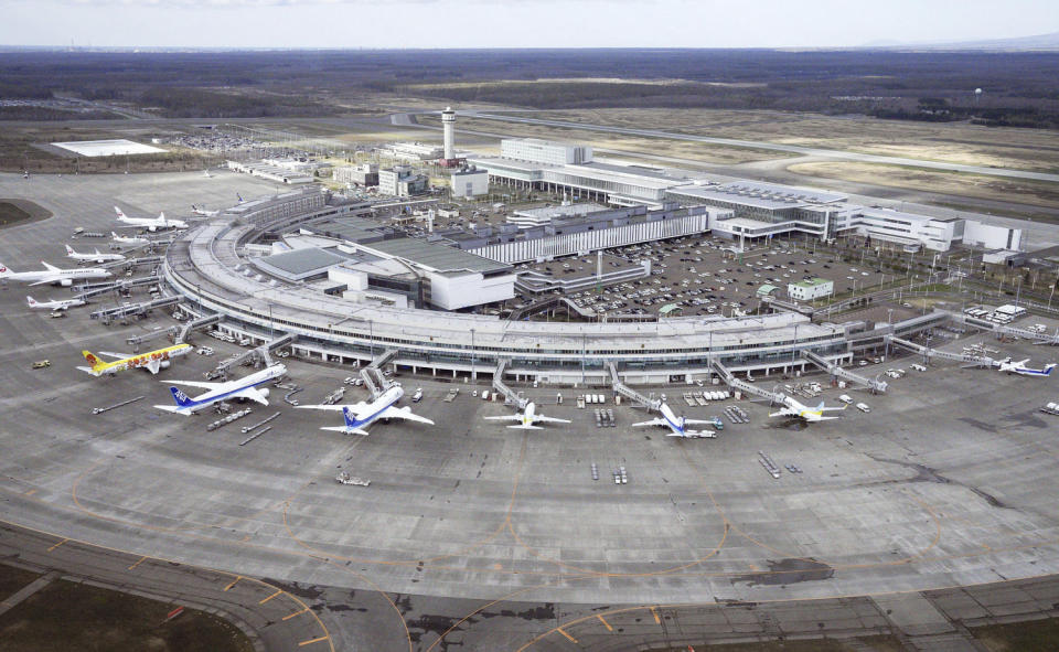 A pair of missing scissors leads to hundreds of canceled flights