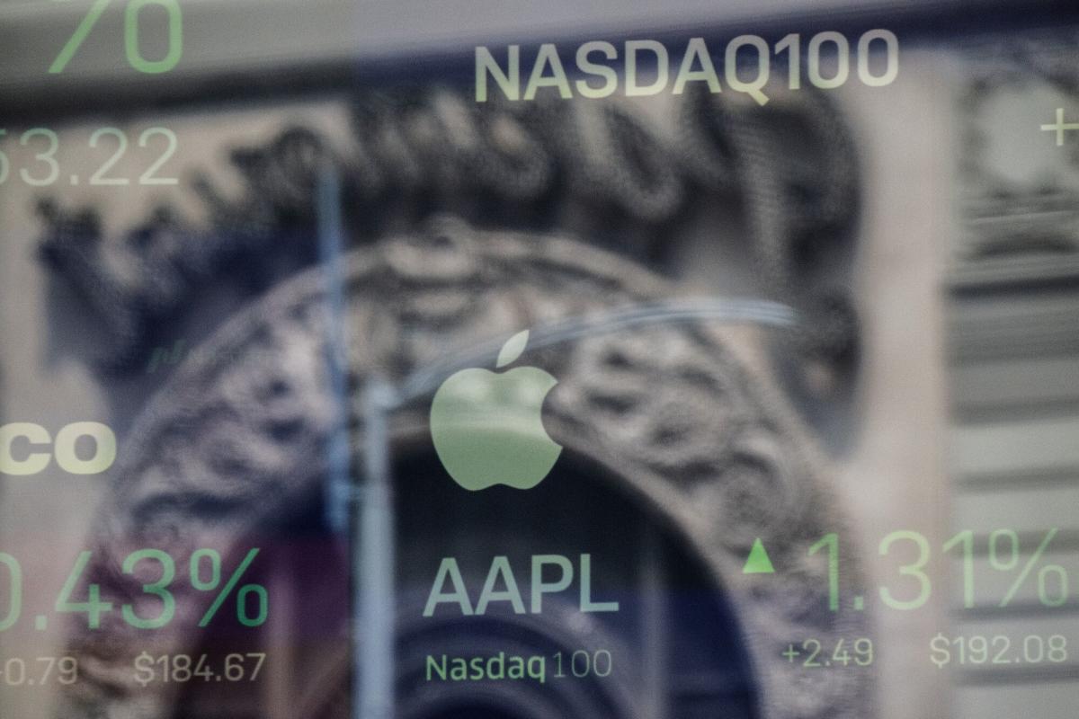 Buffett’s Apple Share Dump Is Set to Reshape Major Stock Gauges