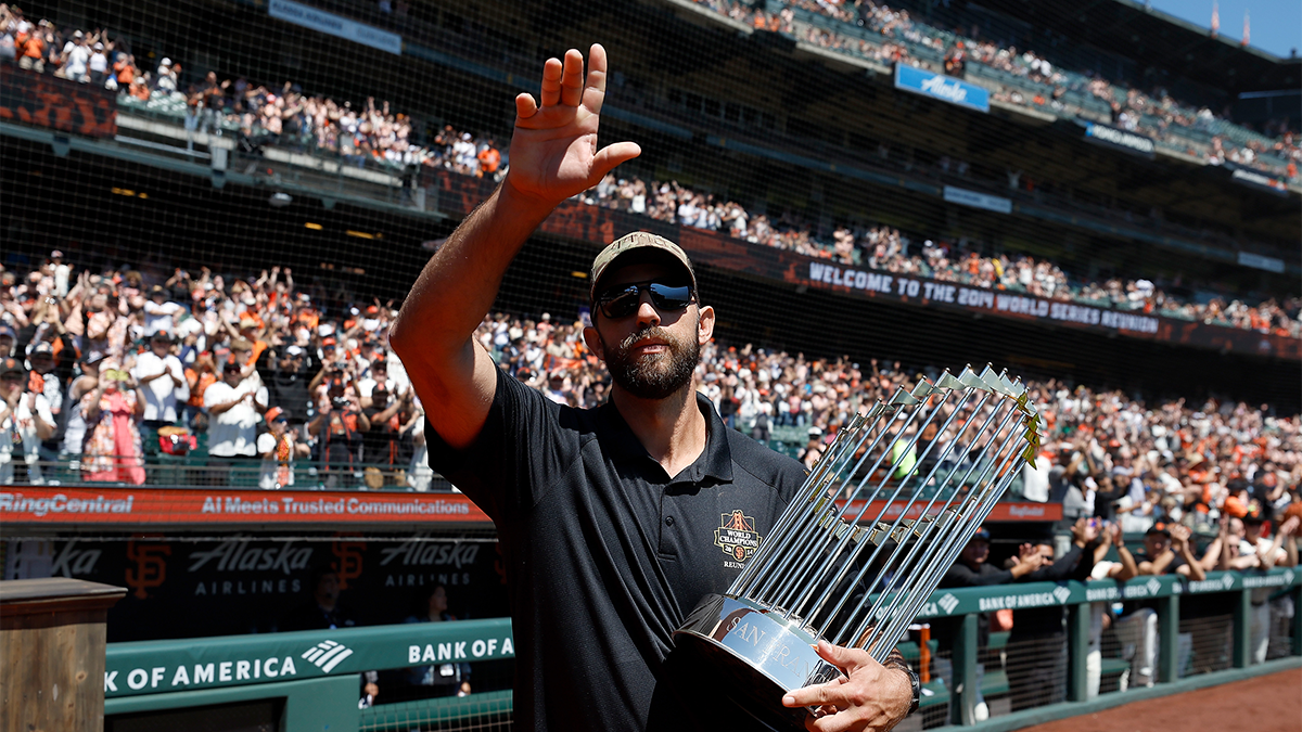 Bumgarner relishes love from Giants fans in Oracle Park return