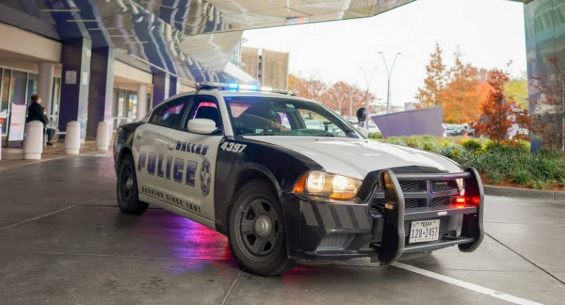 Dallas police officer fatally shot, 2 more wounded in Oak Cliff Thursday night: officials