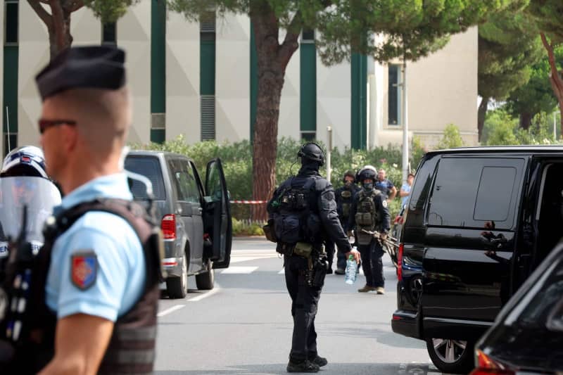 Explosion outside southern French synagogue injures police officer