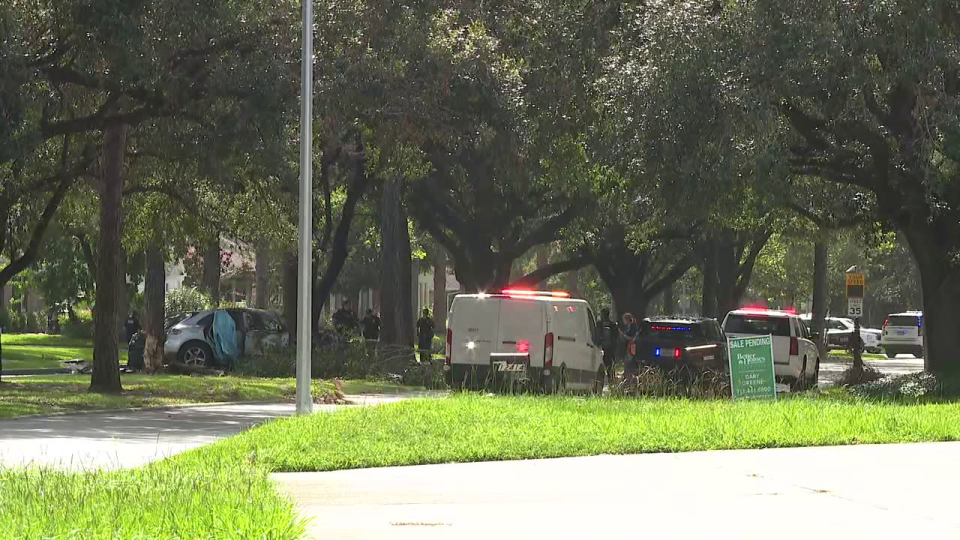 Houston crash: Porsche crashes into tree on Briar Forest Drive, 1 killed, another injured