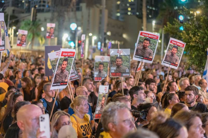 Hundreds demonstrate in Tel Aviv for hostage deal amid Doha talks