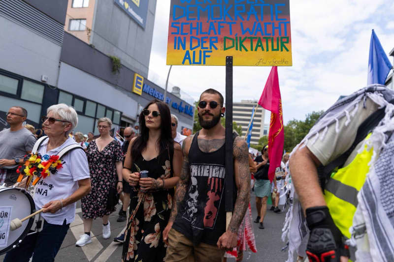 ‘Lateral Thinking’ pandemic sceptics rally in Berlin