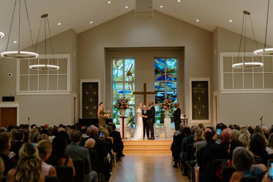 SC Sen. Tim Scott is no longer a bachelor as he ties the knot in Mt. Pleasant ceremony