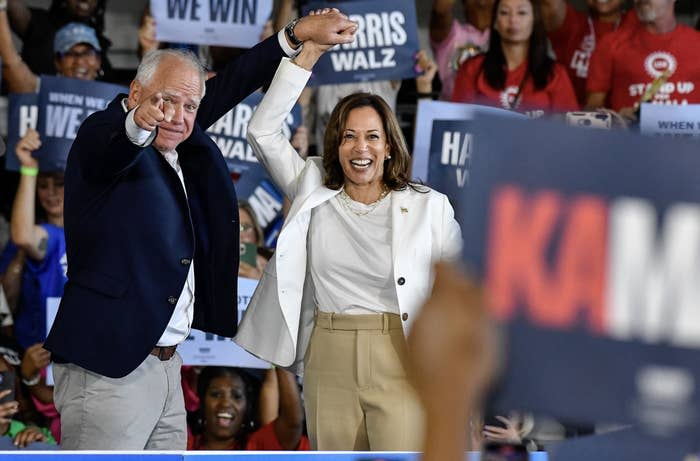 This 4-Second Clip Of Kamala Harris Greeting Reporters On A Tarmac Is Taking Over My Timeline, And Now It’s A Meme