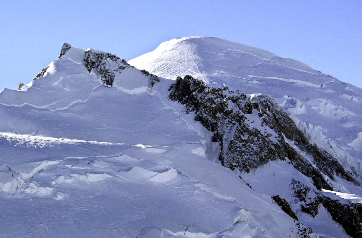 2 Italian and 2 South Korean climbers are found dead close to Mont Blanc’s summit