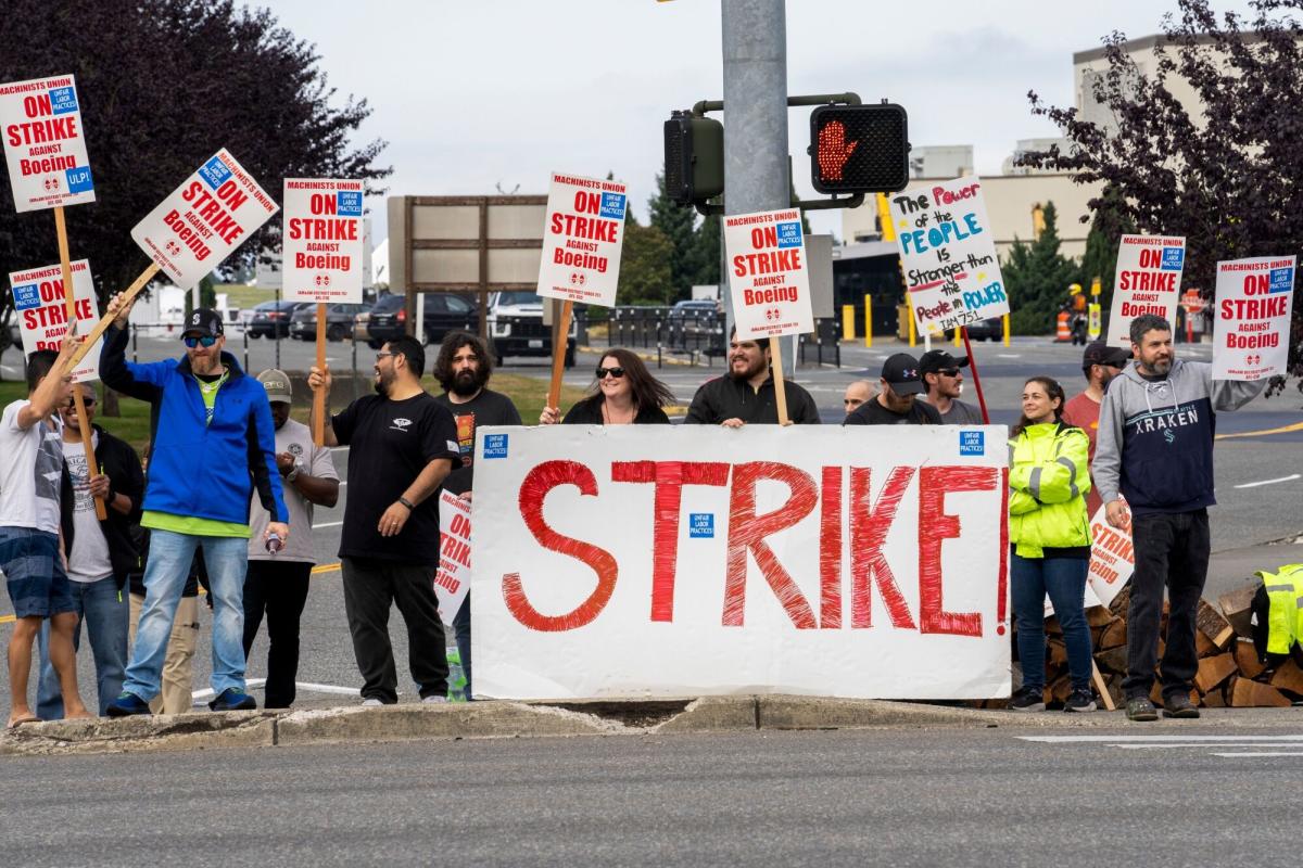 Boeing Worker Side Hustles Could Drag Strike Out for Months