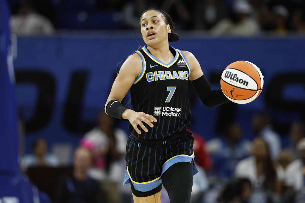 Chennedy Carter drops 28 in first quarter as Sky cruise to win over Wings