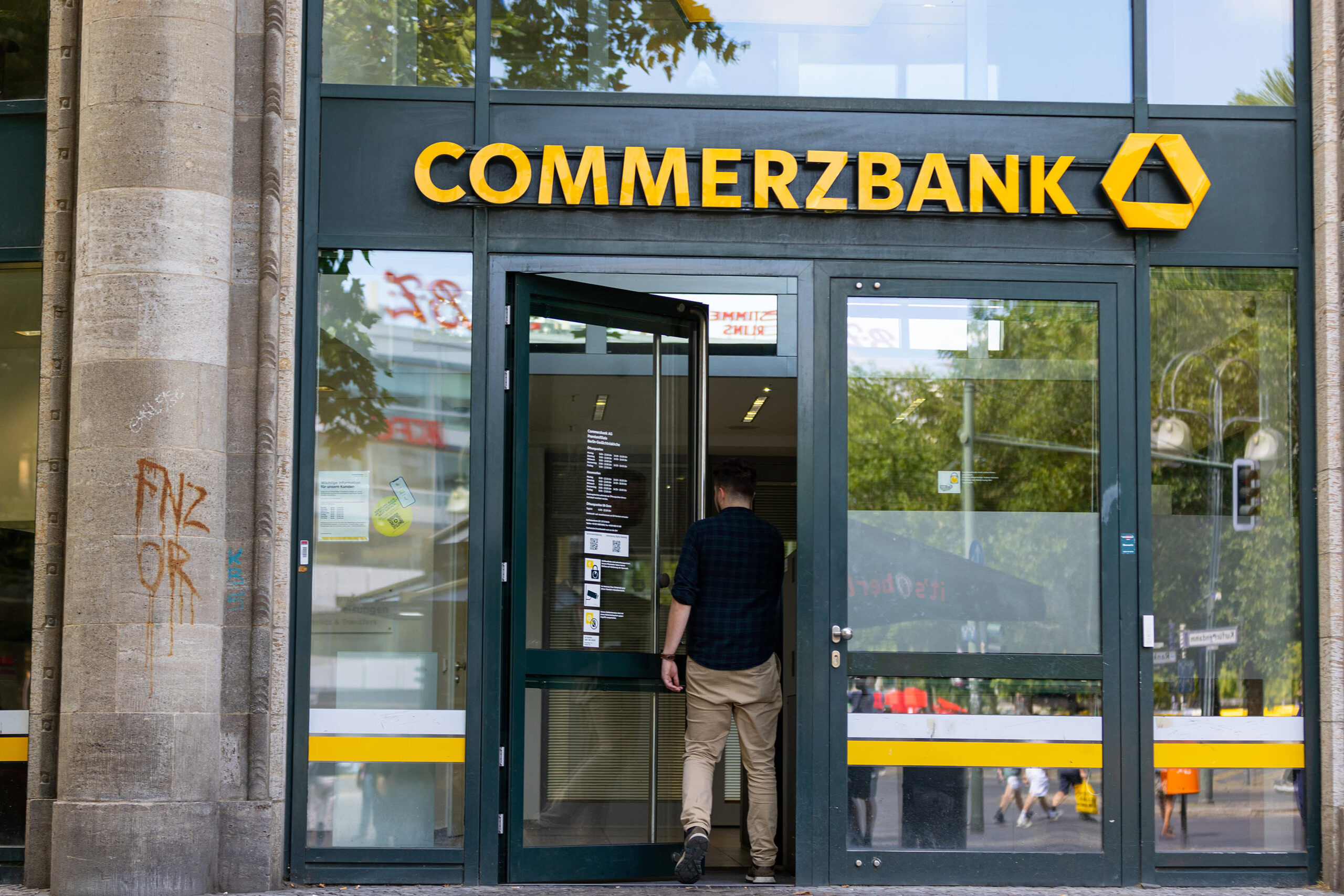 Commerzbank shares jump 19% after UniCredit buys 4.5% stake from the German government