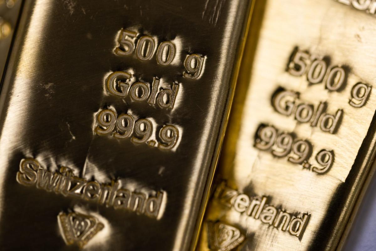 Gold continues fall as traders take stock after market slump