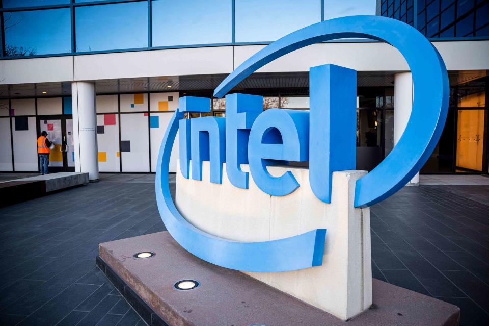 Intel Stock Drops Further as Silicon Wafers Reportedly Fail Broadcom Tests