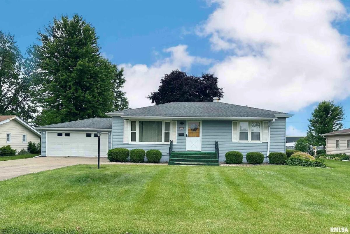 On the market: 3-bedroom Galesburg home has remodeled bathrooms