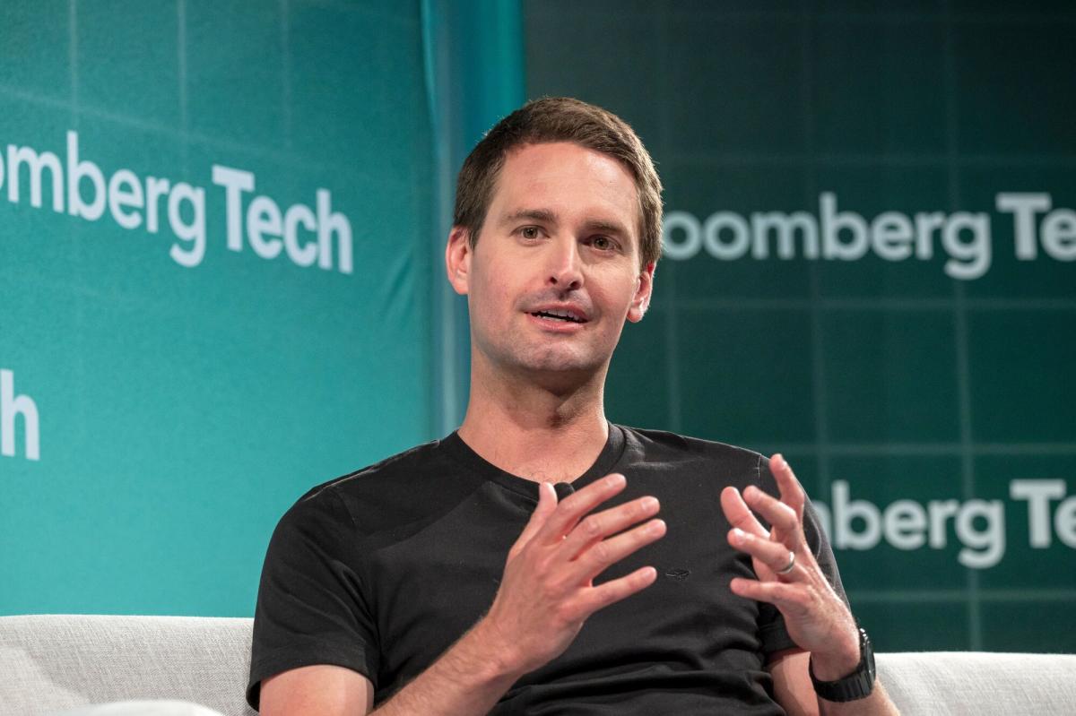 Snap CEO Rallies Workers on Ad Business Amid Stock Drop