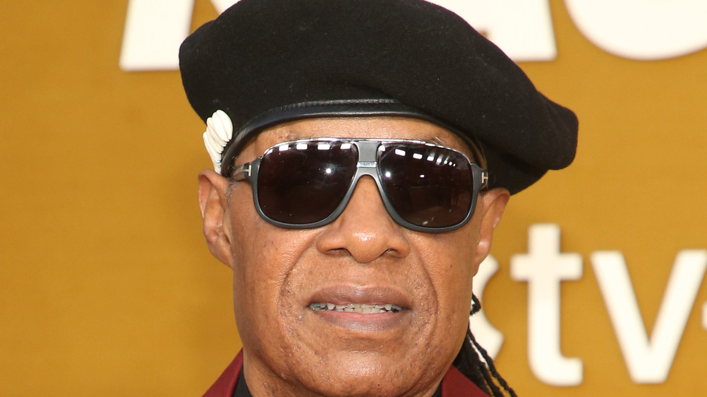 Stevie Wonder announces tour in order to influence election results