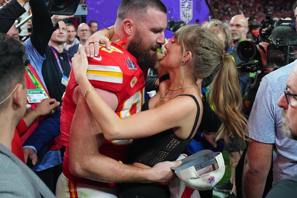 Taylor Swift supports Travis Kelce at Chiefs-Ravens game after false breakup contract circulates. They’re ‘going strong,’ says source