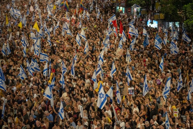 Tens of thousands at Tel Aviv rally demand ceasefire deal