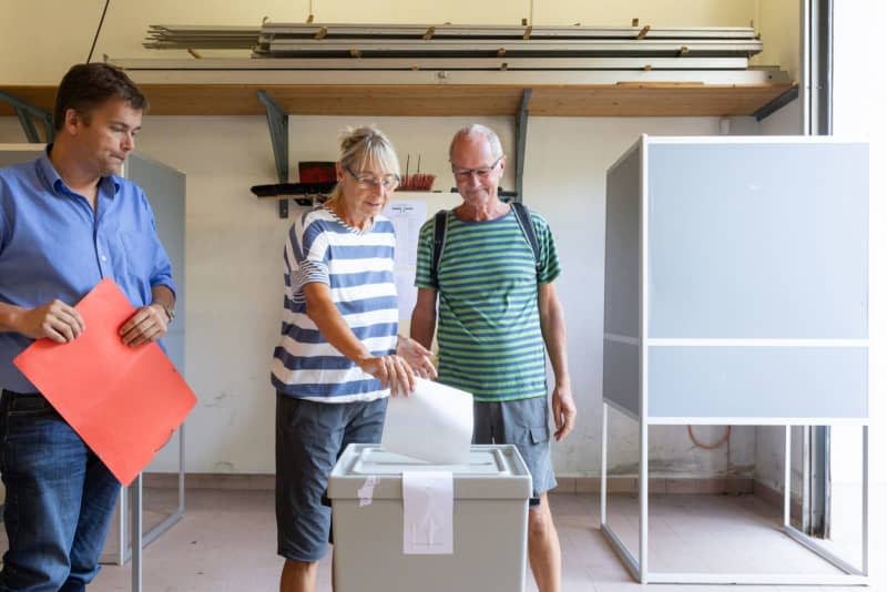 Thuringia midday voter turnout seen steady at 32% versus 2019