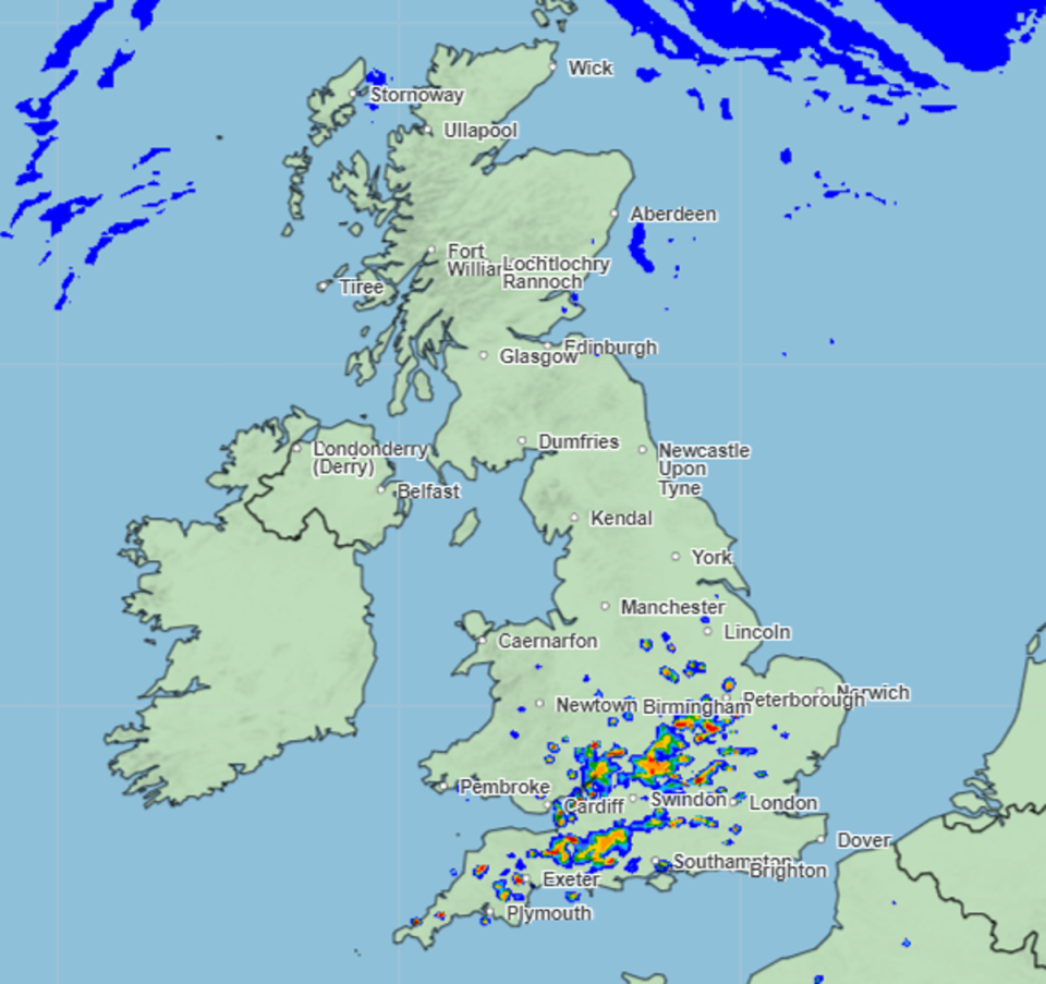 UK to bask in 25C ‘Indian summer’ heat before warning of thunderstorms and heavy showers