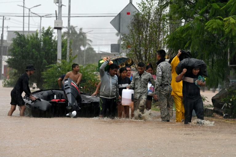 ‘We’re desperate’: Mexico’s Acapulco relives hurricane nightmare